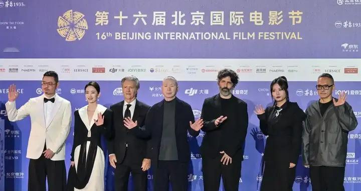 16届北影节开幕，比诺什领衔评委团张译张小斐同框，有4部华语片