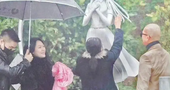 大S雕像公开后引群嘲，认不出竟像小玥玥，具俊晔被严重误解了。