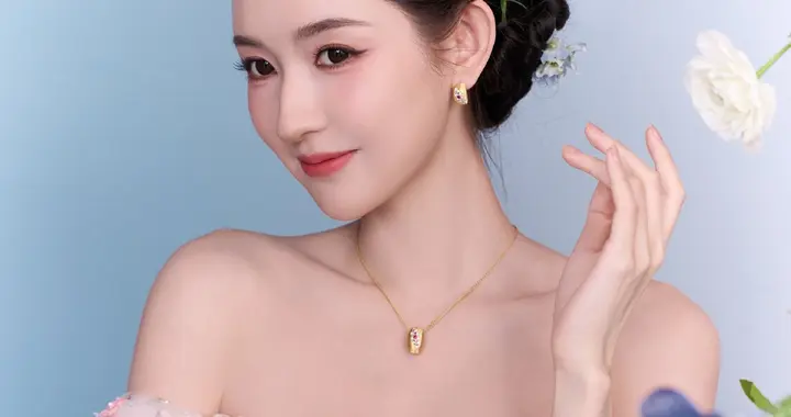 王玉雯粉红抹胸连衣裙春日造型，"花仙公主"美神降临