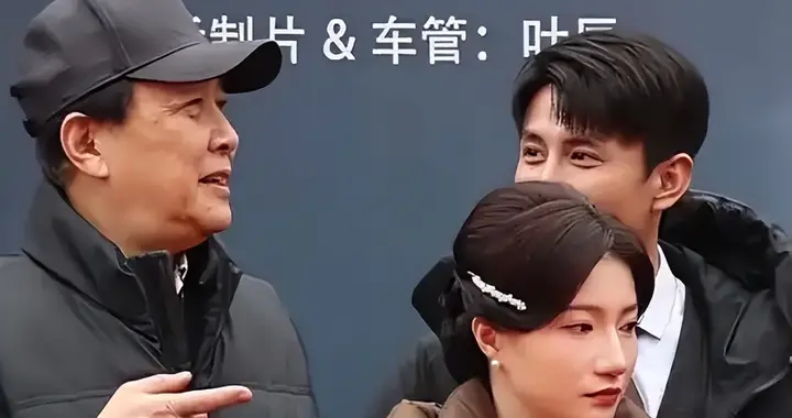 开播即爆《无名者之光》，300万热度只是开始，老戏骨集聚短剧