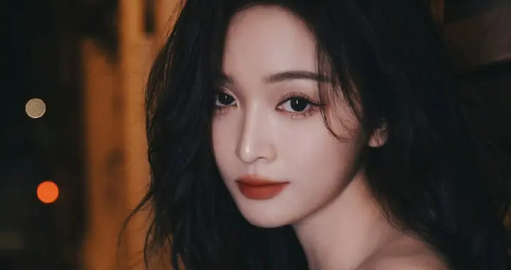 吴宣仪黑纱长裙美腿