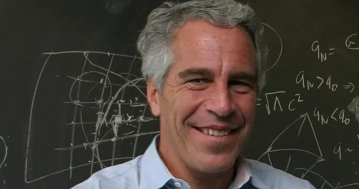 爱泼斯坦案牵动舆论，美式司法紧急喊刹车，全球吃了个寂寞的瓜