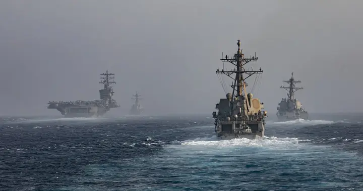 美军忙着打捞战机，古老航母赖着不走，外媒：参加美日菲联合军演