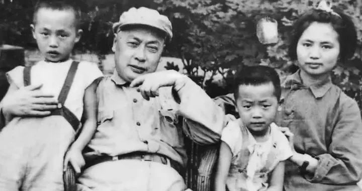张茜气质到底有多绝？63年与周总理同台人民大会堂吸引全场