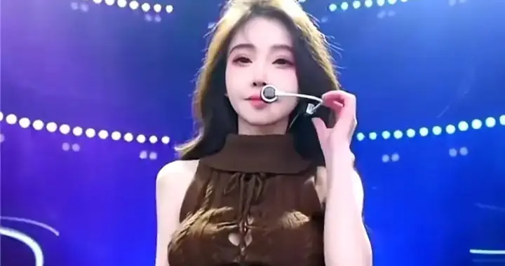 冯提莫直播间大尺度换装冲上热搜！大病归来，她的身材假到离谱