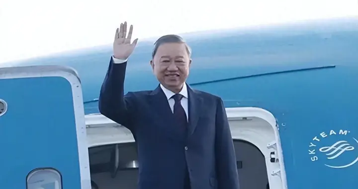 访华结束，苏林搭上回国火车，临走前向中国借飞机，越南打破惯例