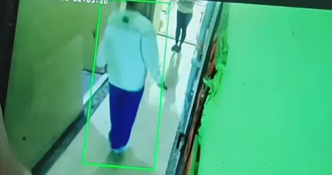 女子家门口被邻居霸占，又扔垃圾又跳绳，还把鞋架放走廊，已报警