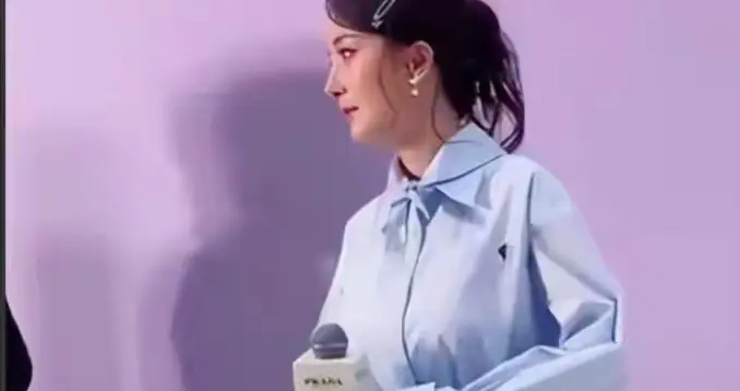 杨幂上海走穴生图曝光！整个人瘦成麻杆，黑裙裆部衣服边角太尴尬