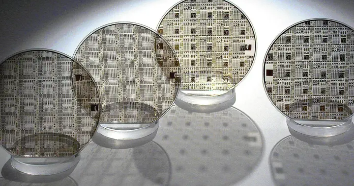 中国亮出超级王牌，新材料比稀土稀缺100倍，恐将改写半导体革命