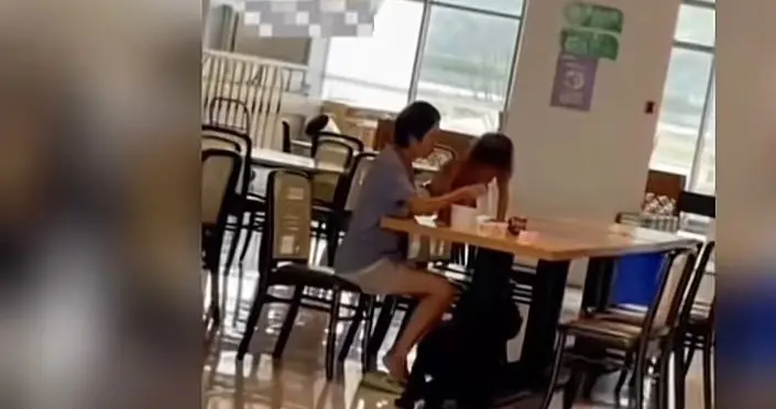 野人小孩的一岁弟弟曝光！车上有不明骨头饰品，母亲曝不穿衣原因