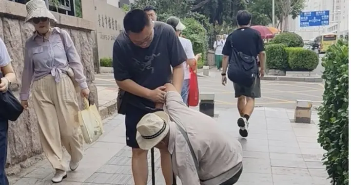 扶了一把老人，搭进去6000块钱