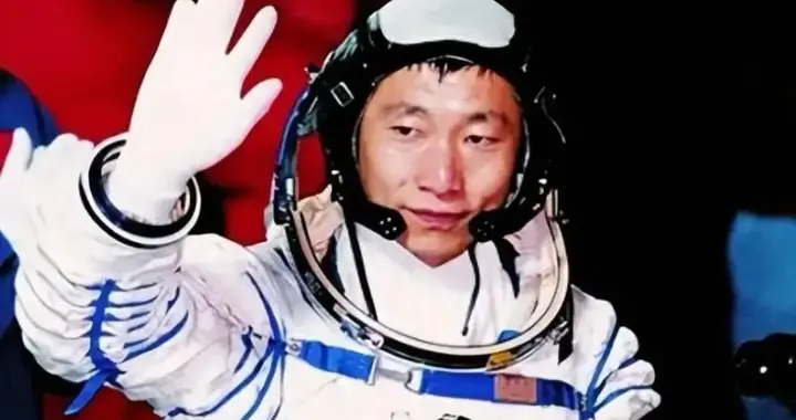26秒生死震颤！杨利伟出征太空，既是飞天第一人，亦是航天铺路者