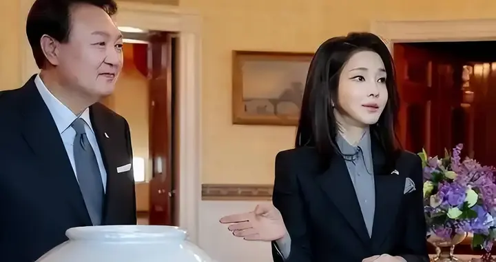 前第一夫人刚获刑4年，主审法官就离奇横尸花坛？韩国大戏太狠了