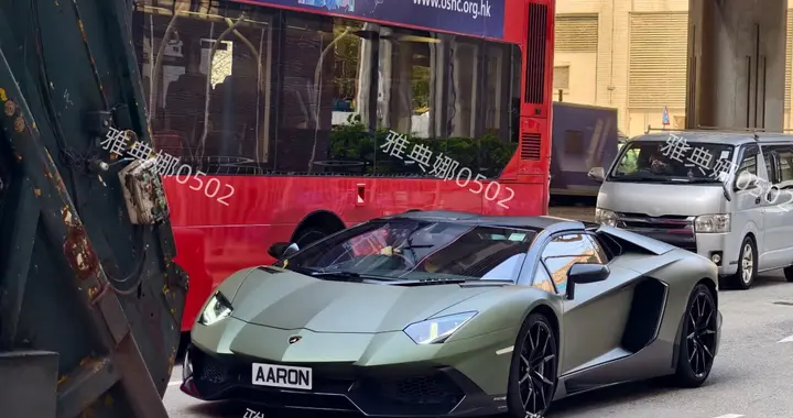 香港街头偶遇郭富城的兰博基尼超跑，同一时间方媛在老家打车出行