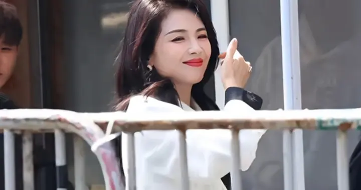 刘涛穿白色小西装准备开工，又美又飒！