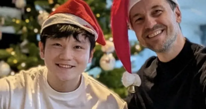 樊振东平安夜晒和波尔合照 两人戴圣诞帽 笑容干净阳光 清爽似男大