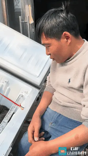 七号探秘人：近日河南一男子正在修理电器