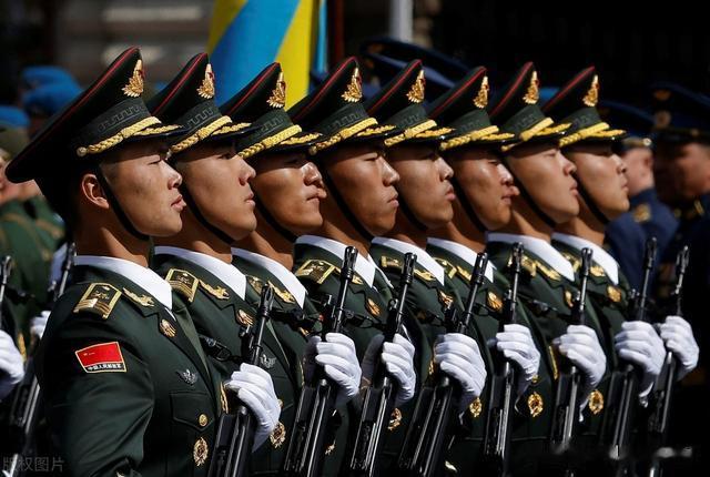 红场之上，历史性的瞬间：普京与解放军仪仗司礼大队政委握手