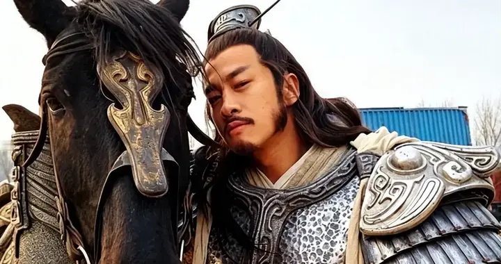 不到24小时，人民日报对何润东称呼变了，四字之差印证他当年的话