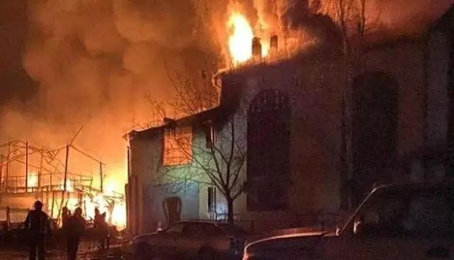 3架歼7战机被摧毁，​巴铁基地半夜遭偷袭，现场烧起熊熊大火