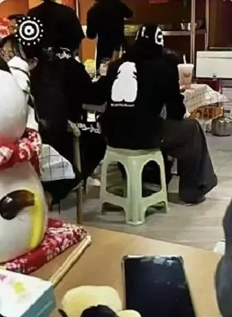 这个并排吃饭，他并不是简单的并排吃饭，宝哥是左撇子，航儿正右手拿着筷子...