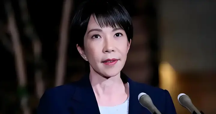 高市准备“长期战争”，俄潜艇日本海亮剑，中方连发七问撕碎伪装