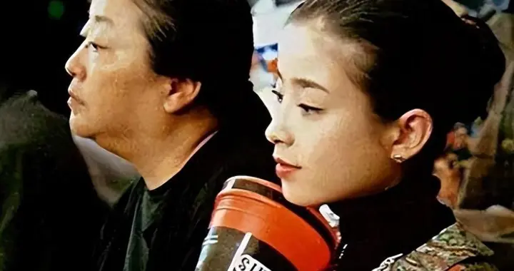 被亲妈推上风口的她，如何从17岁写真黑到影后？