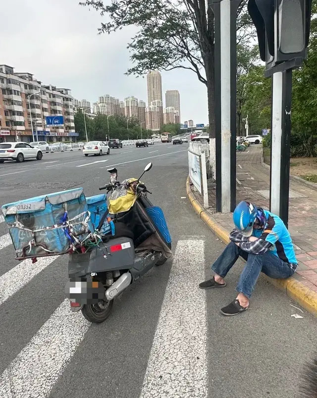 心酸：送外卖真的不容易