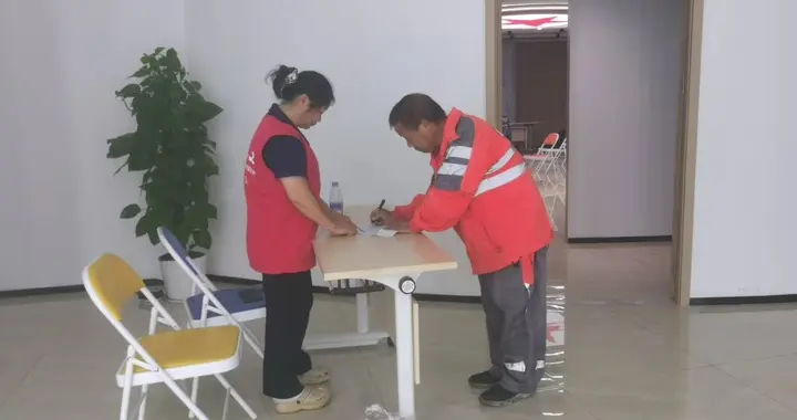 情系环卫工 义剪送关怀