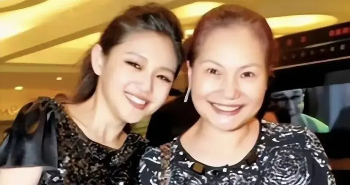 大S遗产再起争议！S妈哭诉无家可归，亲自揭残酷真相，汪小菲回应