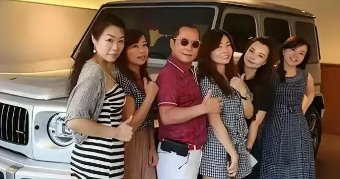 当代韦小宝，8层宫殿、30位红颜，吊机大王胡汉䶮的奢侈人生