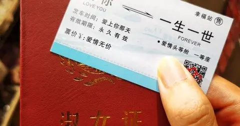 离异男为爱打赏300万，女主播真实身份让他崩溃