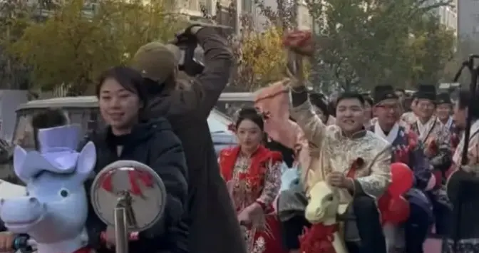 20年门对门却不认识 ，摆摊卖杏牵出爱情， 摇摇车接亲刷爆网络