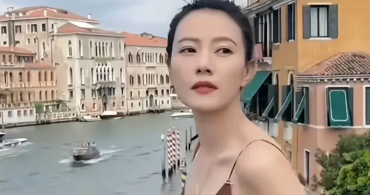 高圆圆穿酒红色露背吊带走在街上，美丽动人！