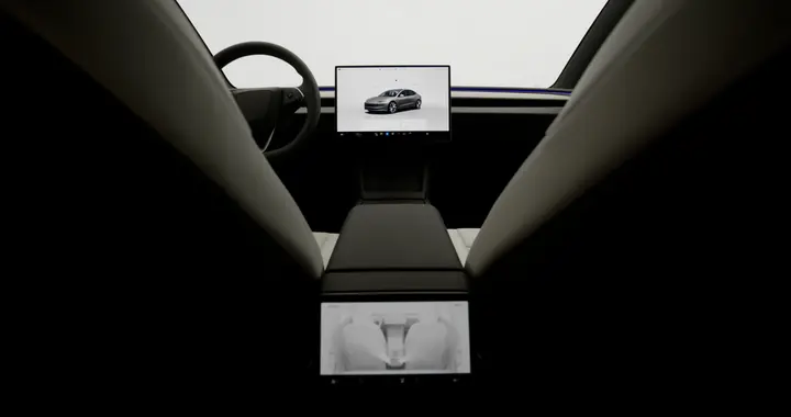 16英寸大屏、黑色顶棚、浅灰内饰一次到位，Model 3进化为完全体