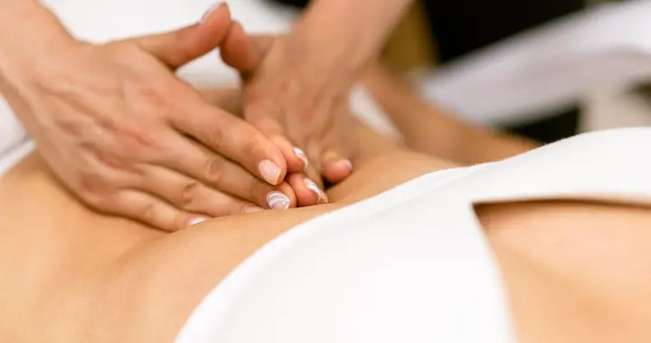 胃胀不消化一直堵着怎么办？3个动作+5种食物，快速疏通肠胃淤堵