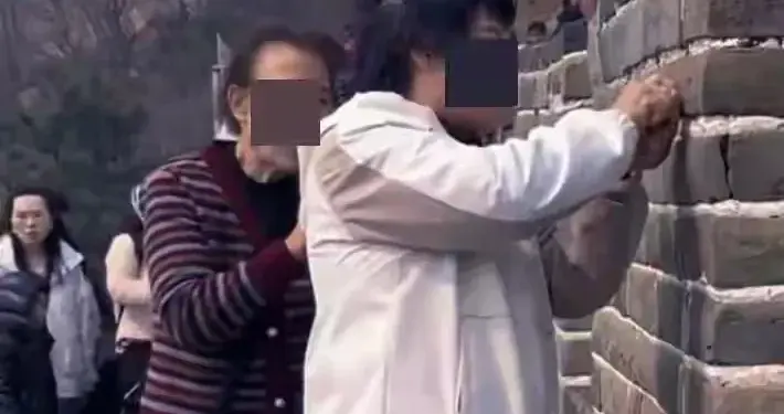 太丢人！长城被刻“姐妹留念”，两名女子肆意破坏，警方介入