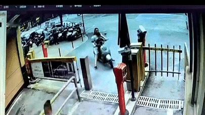 老沐纪实：咱见过走路看手机的，骑车看手机