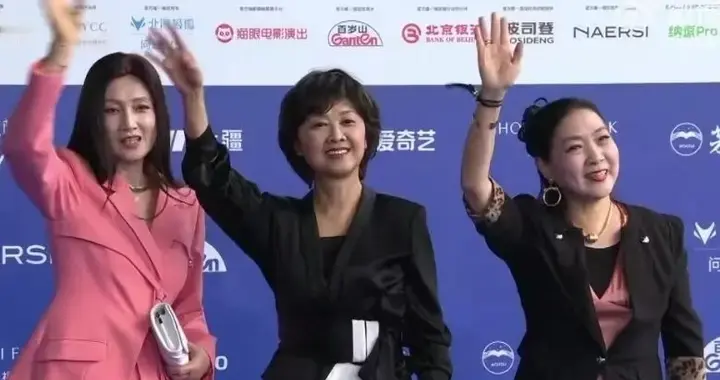 朱琳、林芳兵、沈丹萍“三美”同框,谁才是岁月不败美人?网友热议