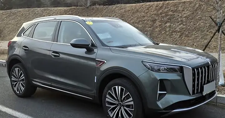 内外换新！新款红旗HS5实车亮相，换更大尺寸大屏，搭2.0T动力