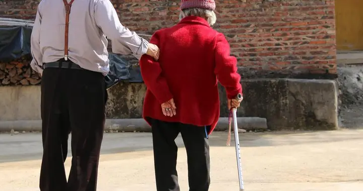 我妈总夸我姐孝顺，我停了每月5000生活费，我姐打电话：赶紧转钱