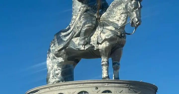 蒙古国文字革命一周年：老人写名，年轻人玩梗