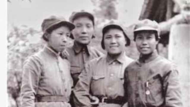 伍豪照片集：1936年10月，刘英（右）