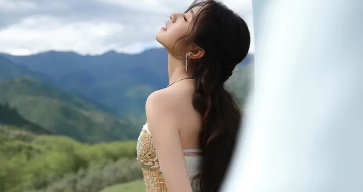 李兰迪白色长裙，宛如画中走出来的仙女