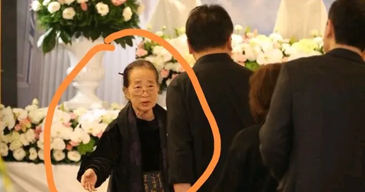 袁惟仁葬礼举行！母亲被搀扶进灵堂，前妻也来了，遗照被花海包围