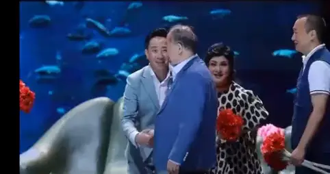 TVB最强视后【邓萃雯】与著名中国籍诺贝尔奖得主亲切握手