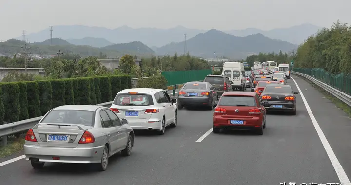 为什么高速上前方堵车，即便早就发现了，也特别容易追尾？