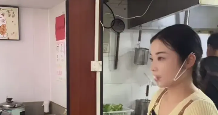 渝见小面老板娘开启直播：我也不想哭