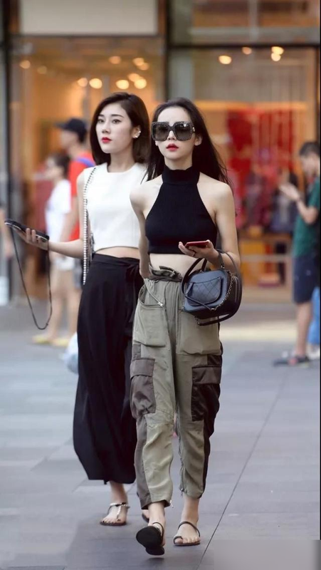 重庆街头新宠！露腰装+遮腿裤凭啥火出圈？