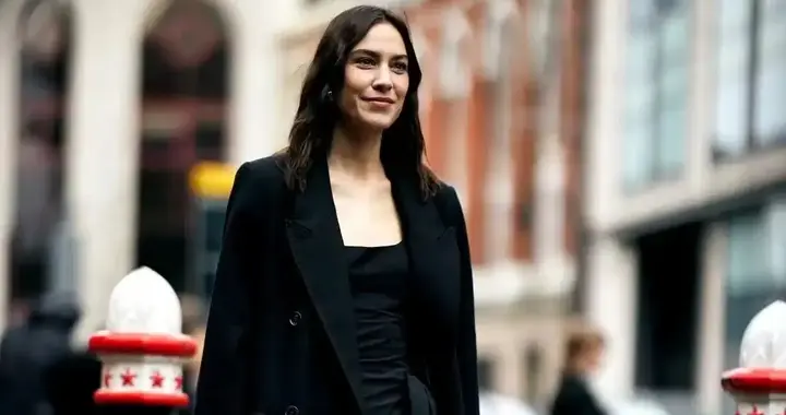 别再说一身黑沉闷了！冬天这样穿全黑，才是时尚圈的最高段位